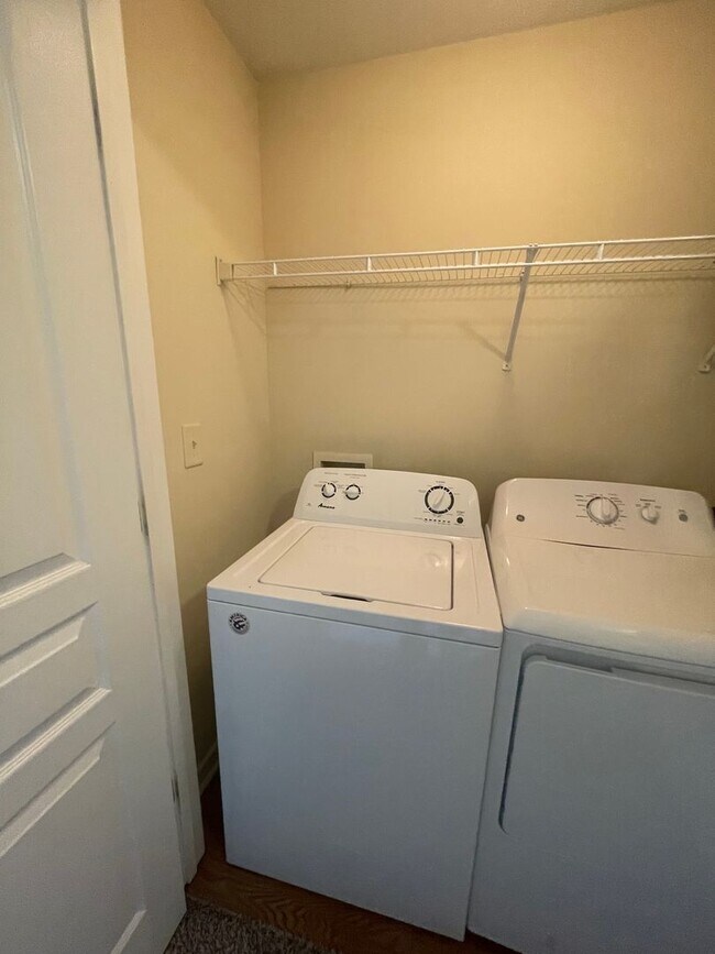 Building Photo - 17-1728 J&amp;S