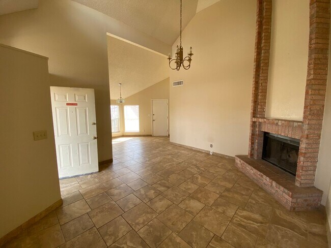 Building Photo - EASTSIDE DUPLEX FOR RENT