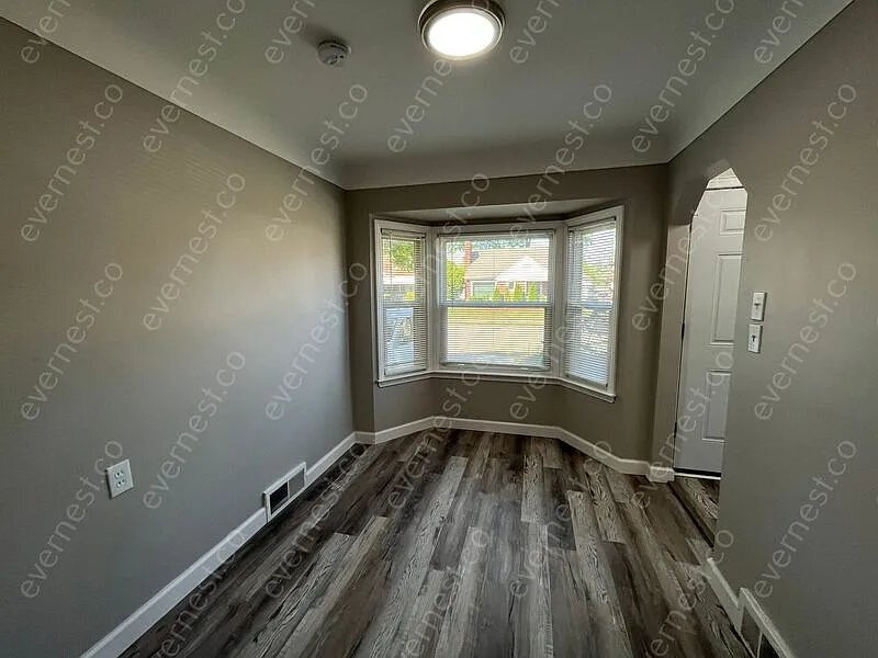 Building Photo - 15516 Lincoln Ave