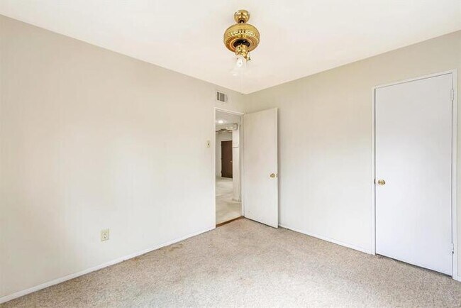 Building Photo - Fantastic 3bd/2ba home! Coming soon!