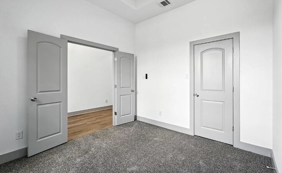 Building Photo - 716 Oak Creek Dr