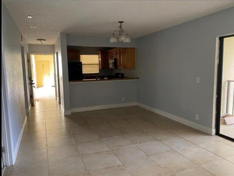 Building Photo - 1455 Lake Crystal Dr