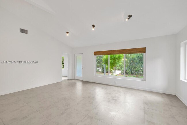 Building Photo - 801 NE 118th St