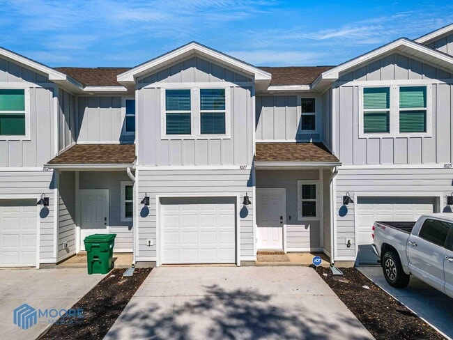 Primary Photo - 1027 McLaren Cir