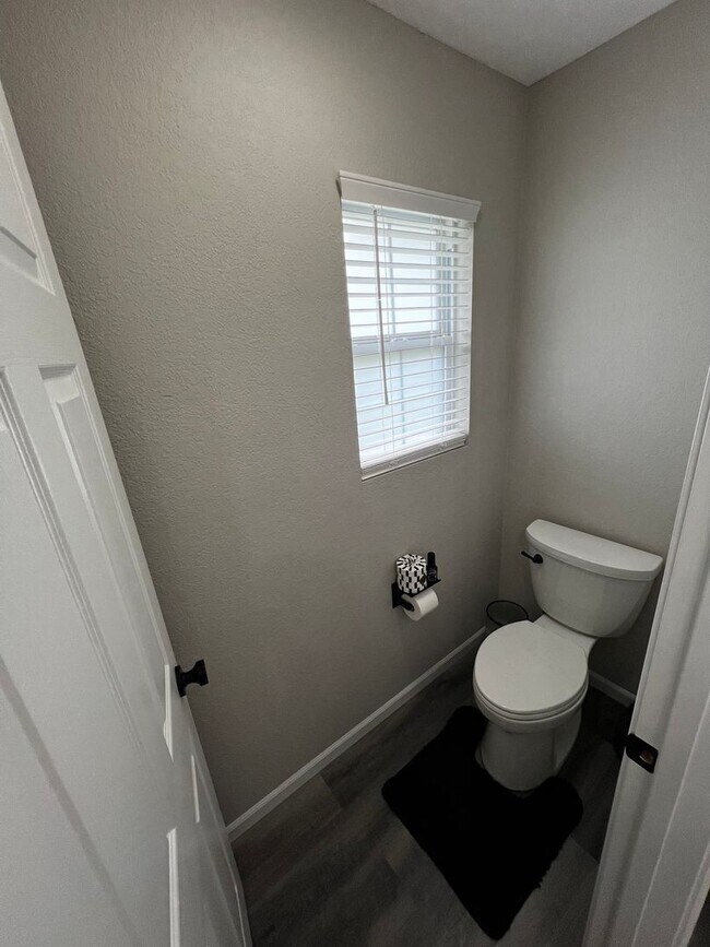 Building Photo - beautiful updated large home