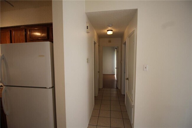 Building Photo - 1002 King Albert St