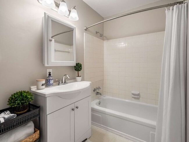 Building Photo - Awesome 2BE/1.5BA duplex in fantastic location in Nashville!