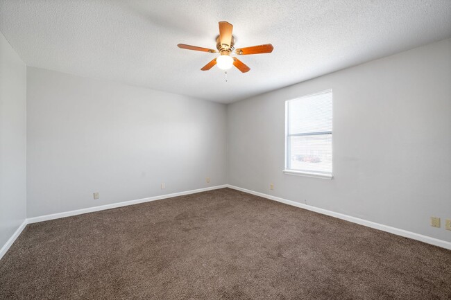 Building Photo - 923 Kingsbury Dr