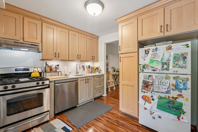 Building Photo - Top-floor condo located in the charming La...