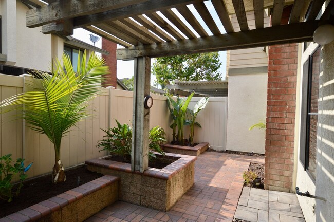 Building Photo - Spacious 2-Story 2 Bedroom Fountain Valley...
