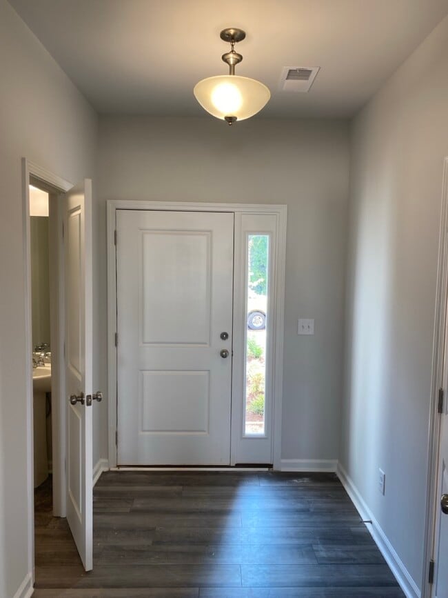 Building Photo - 588 Glen Clova Dr