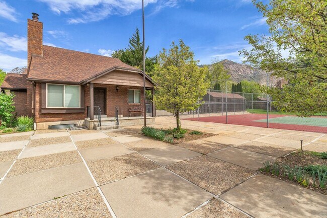 Building Photo - Gated 3 Bed Condo with Pool & Tennis Court