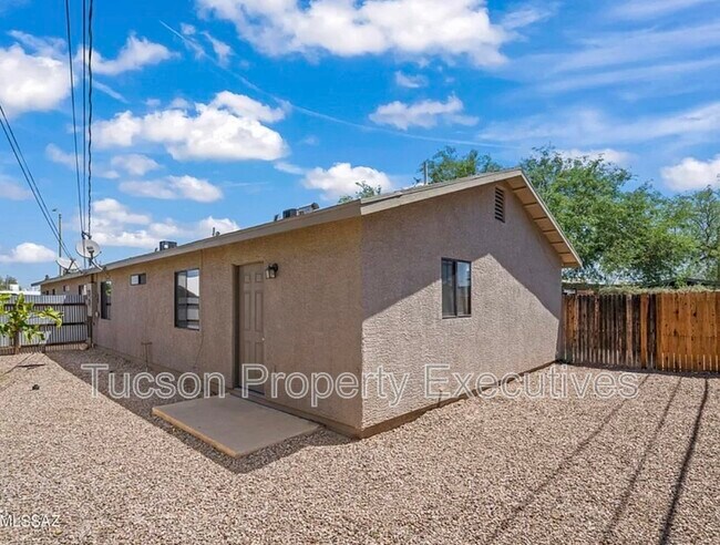 Building Photo - 1107 W Sonora St