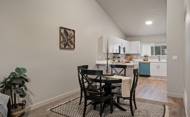 Building Photo - Fantastic Top floor unit.
