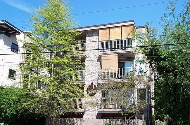 Building Photo - 424 Summit