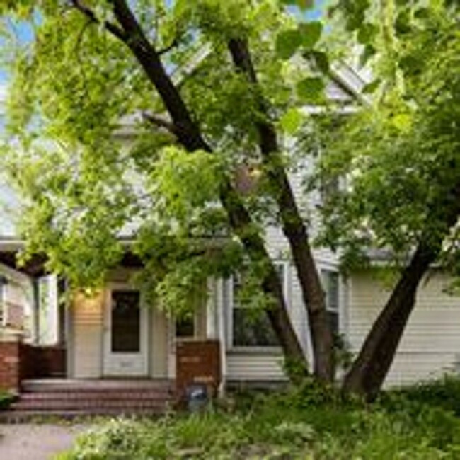 Primary Photo - 7 bedroom House near Hamline