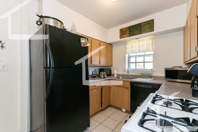 Building Photo - 3Br/2Bth, Available Sep. 1, 2026. Great for a rommate students. MUST SEE!!