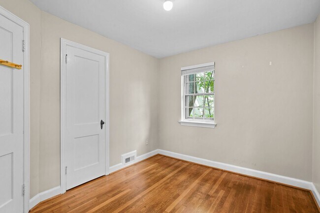 Building Photo - 2 Bed 1 Bath - Takoma Park Cottage- Large ...