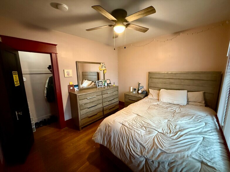front bedroom with closet - 1005 Kellogg Ave