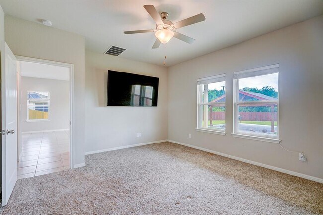 Building Photo - 521 Mossy Rock Dr