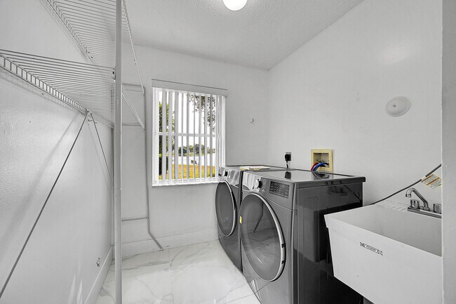 Building Photo - 7306 Michigan Isle Rd