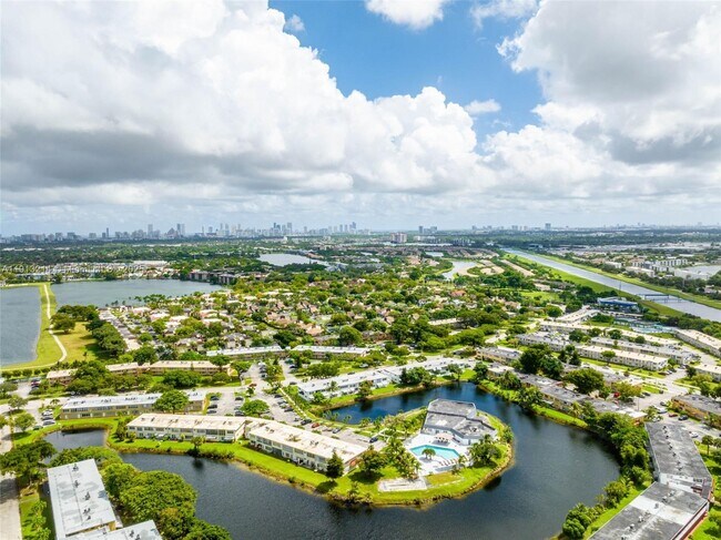 Building Photo - 20310 NE 2nd Ave