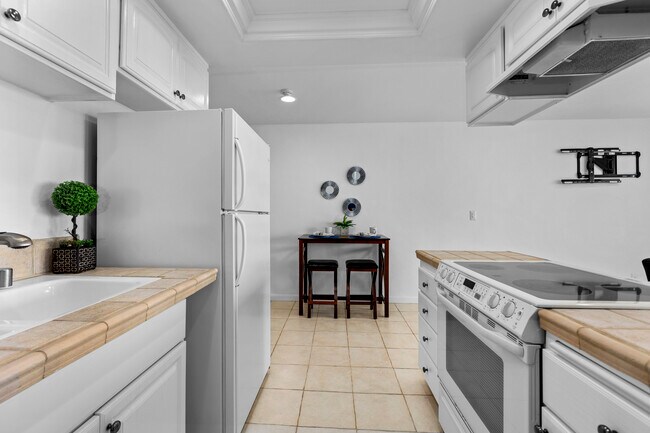 Building Photo - 615 ESPLANADE