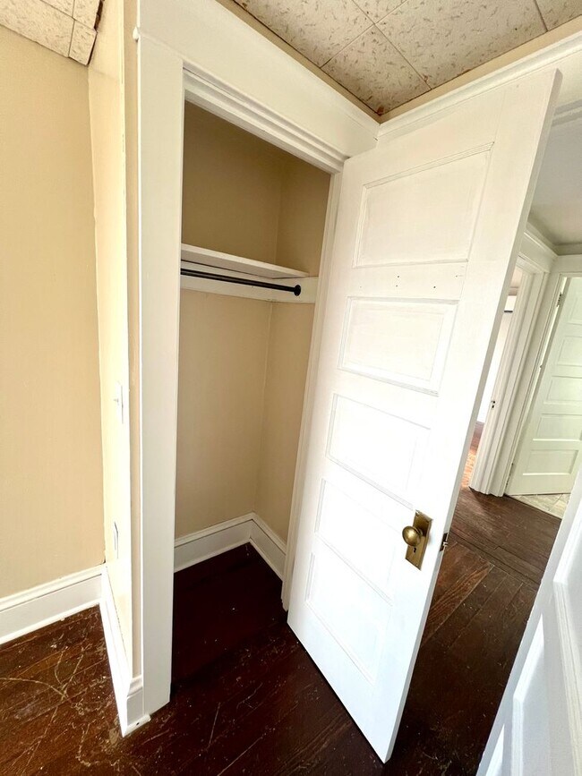 Building Photo - Spacious 3BR Home with Large Yard, Private Driveway & Storage