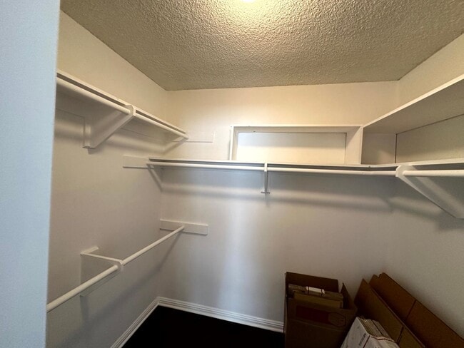 Building Photo - Spacious Upper level 1 bed -1 bath with parking and pool in Encino