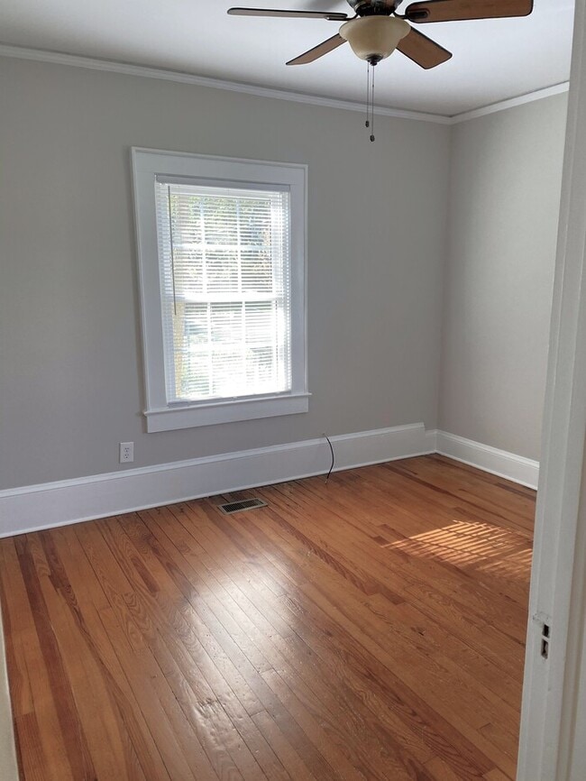 Building Photo - Charming Vintage Ranch, Den, Fireplace, Screened Porch