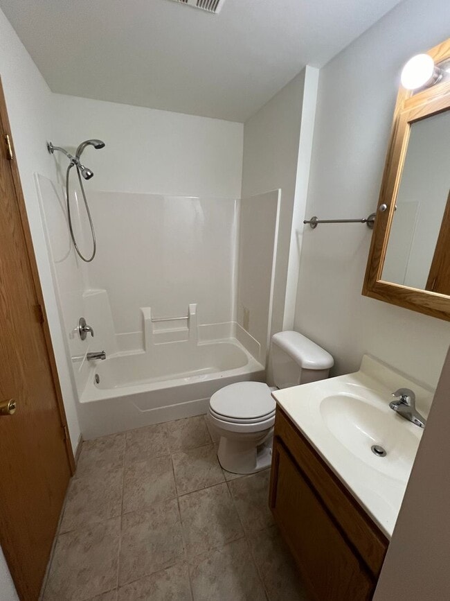 Building Photo - Charming Tri-level In Bristol - Lake George