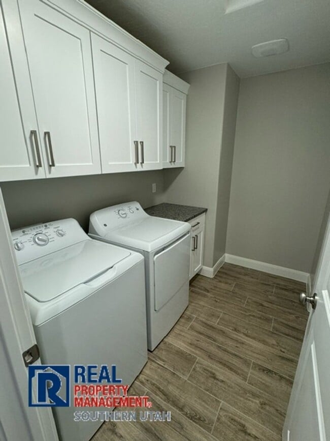 Building Photo - River Trail Townhome