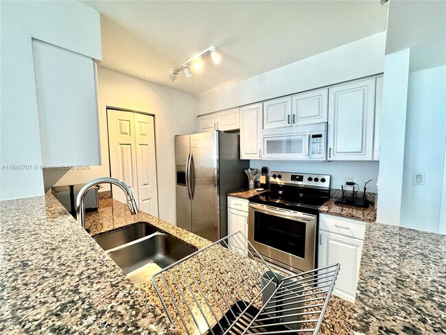 Building Photo - 1155 Brickell Bay Dr
