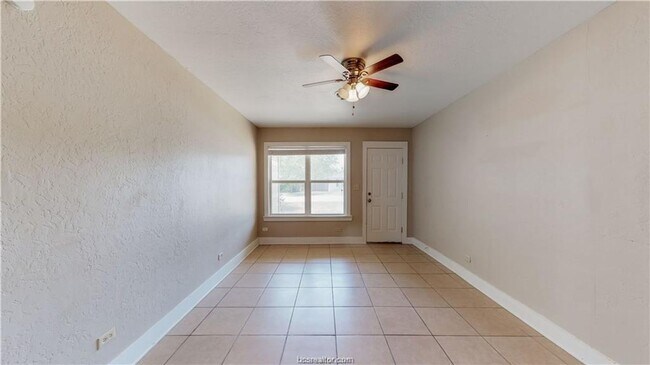 Building Photo - HUGE 4/4 in Eastgate!!