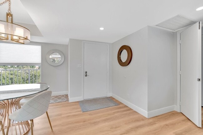 Building Photo - 1 Harbourside Dr