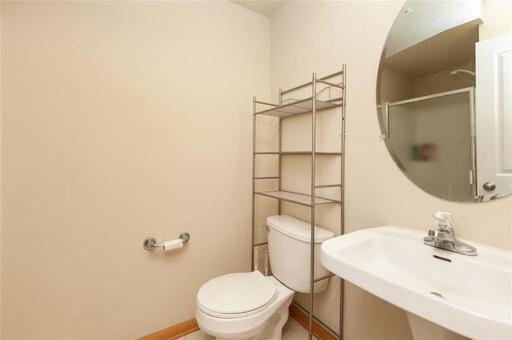 Building Photo - 1012 NE Kamies Ln