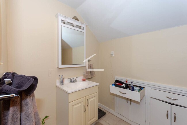 Building Photo - No Brokers Fee, Single-Family House for Rent in Brighton. Laundry, Parking Included