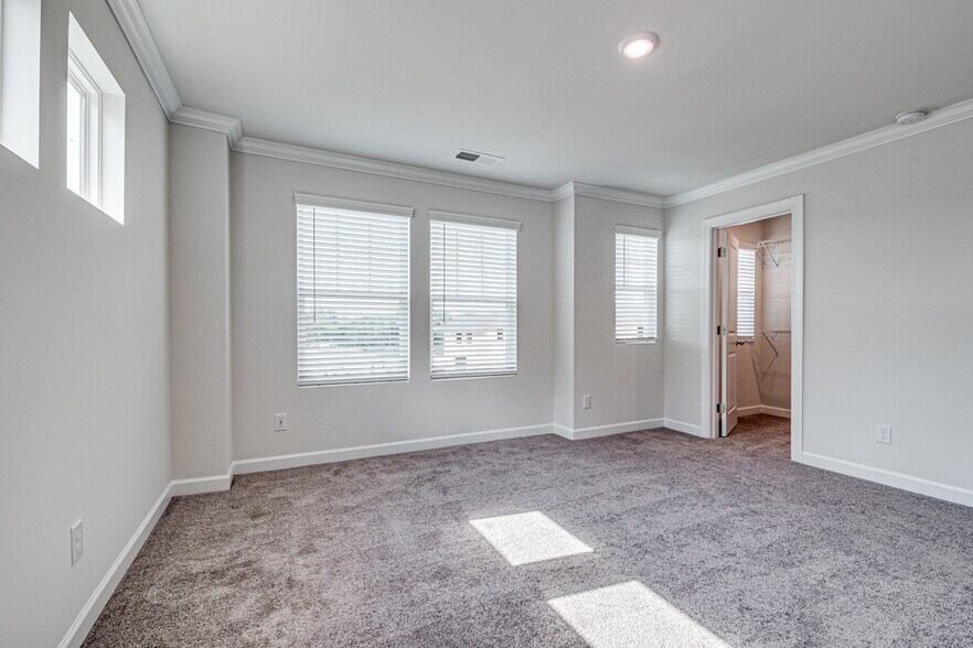 Building Photo - Room in Townhome on Tears Ln