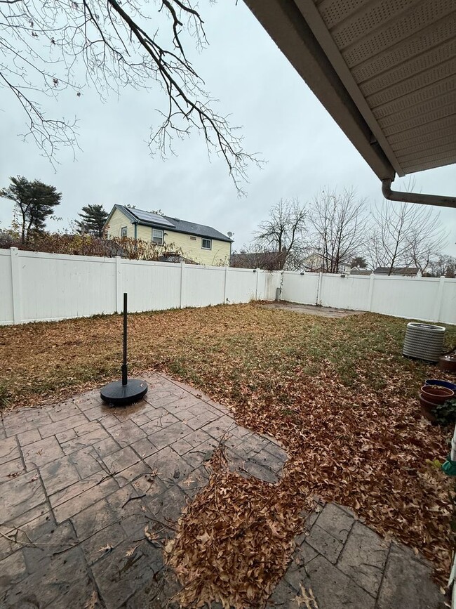 Building Photo - 25 Pembrook Ln