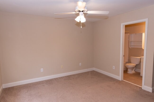 Building Photo - 2 Bed 2.5 Bath Condo