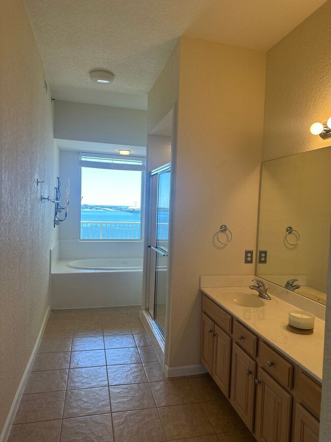 Building Photo - Very spacious 4 bd 3 bath Penthouse on the...