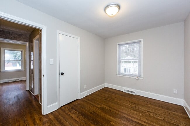 Building Photo - "Charming 3-Bedroom Retreat with Gleaming Hardwood Floors in Westerly Hills!"
