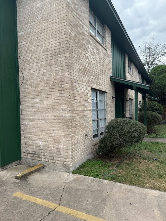Building Photo - Townhome in Victoria