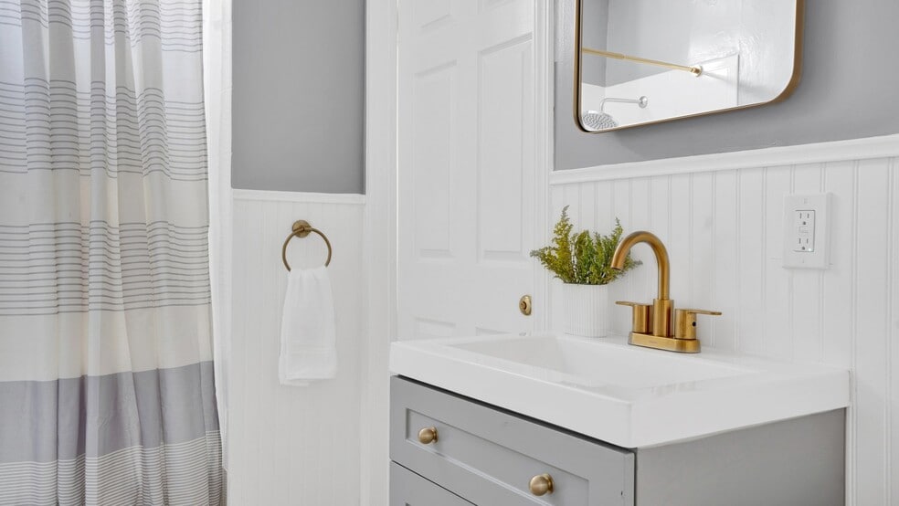 Building Photo - 724 Gramercy Dr