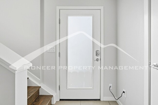 Building Photo - Gorgeous Townhome with Central AC and Rooftop Deck