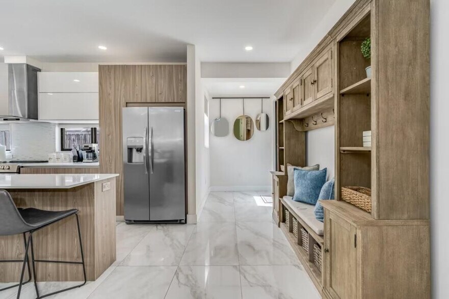 Building Photo - 828 SW 14th Ct