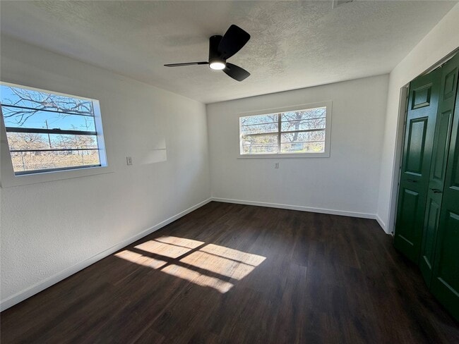 Building Photo - 100 Shady Oaks Ln