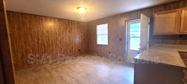 Building Photo - 1716 Green Oaks Dr SE
