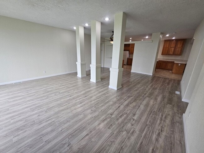 Building Photo - Spacious Home on 5 Acres For Rent!