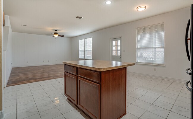 Building Photo - 11905 Fieldcrest Run